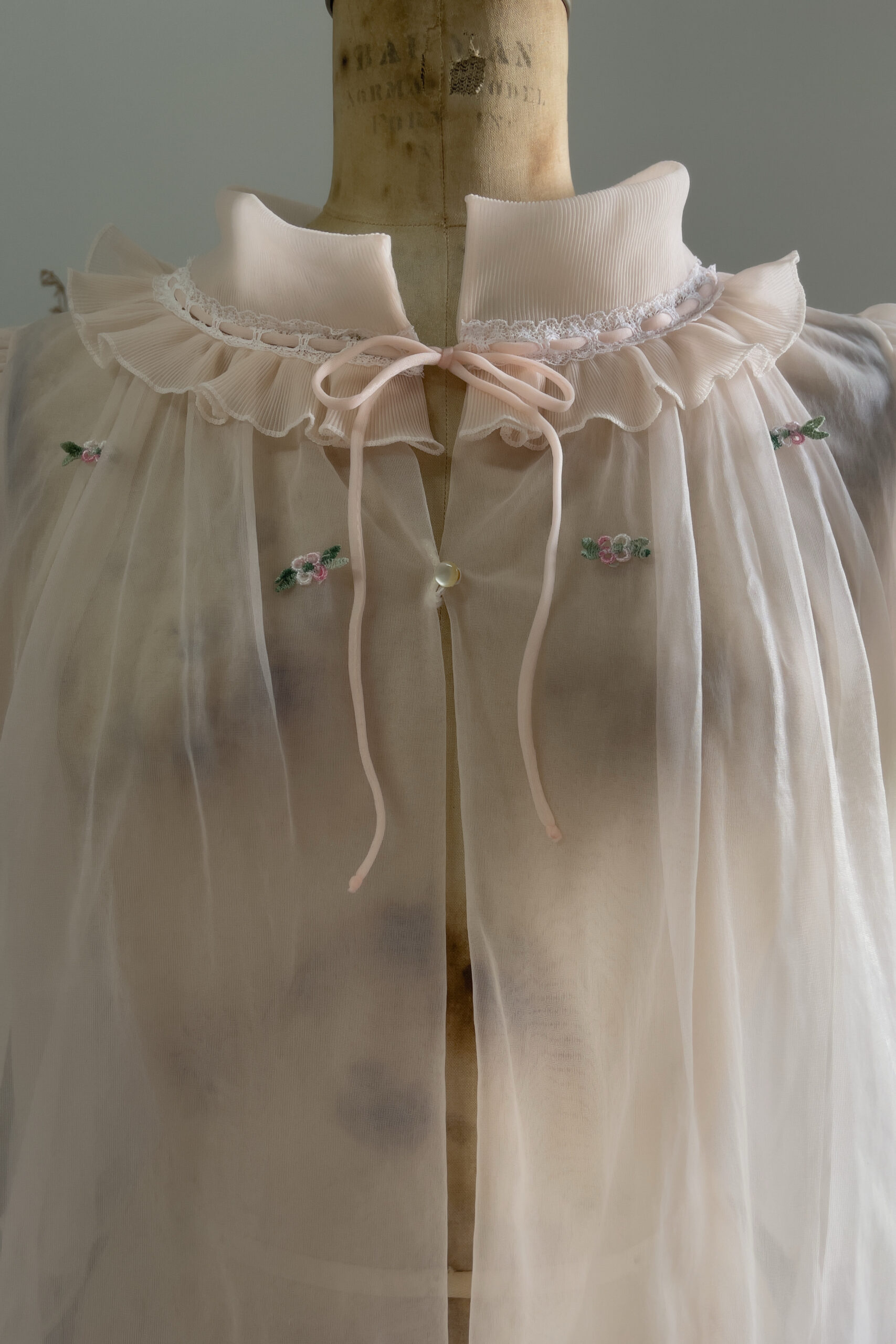 Vintage 1960s Peach Nylon Chiffon Bed Jacket (S–M) - Image 9