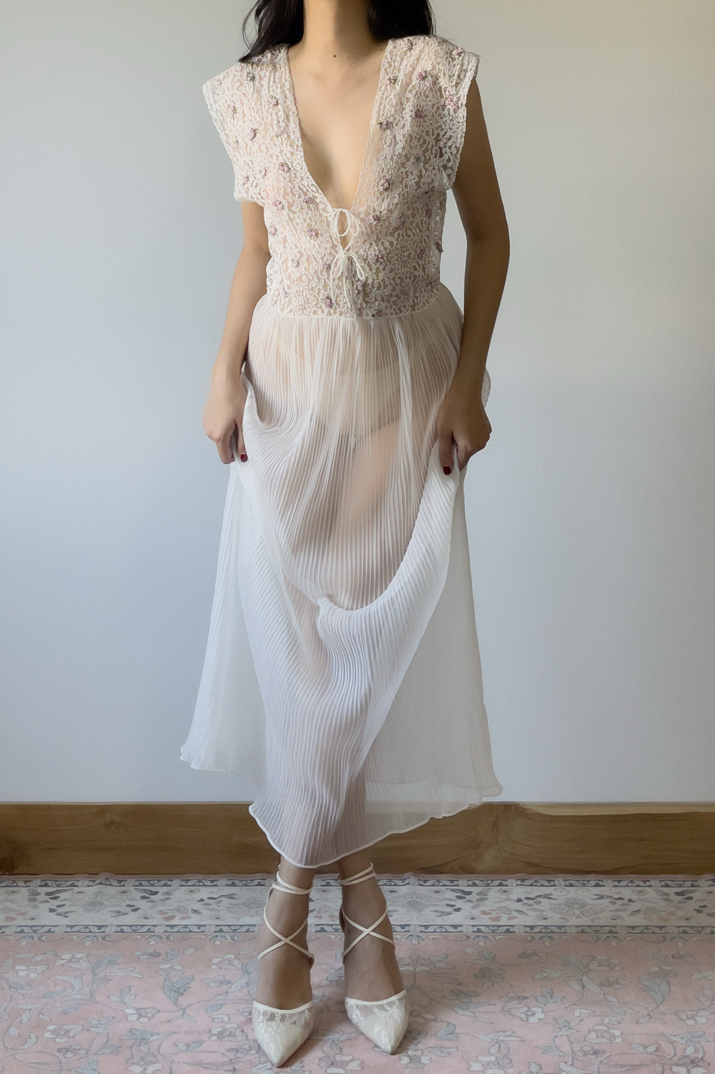 Romantic 1970s White Pleated Nylon Chiffon Nightgown (S–M) - Image 5