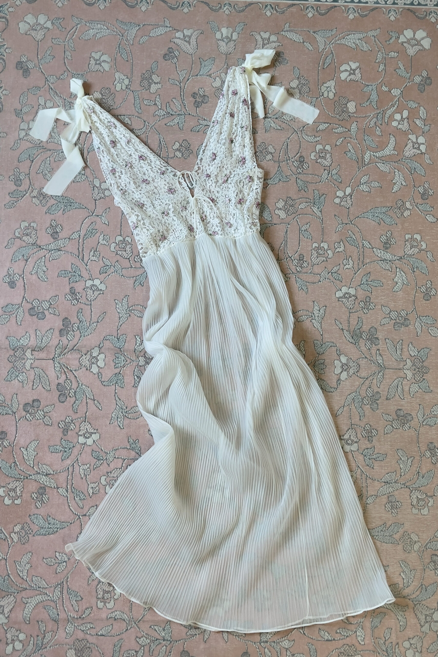 Romantic 1970s White Pleated Nylon Chiffon Nightgown (S–M) - Image 9