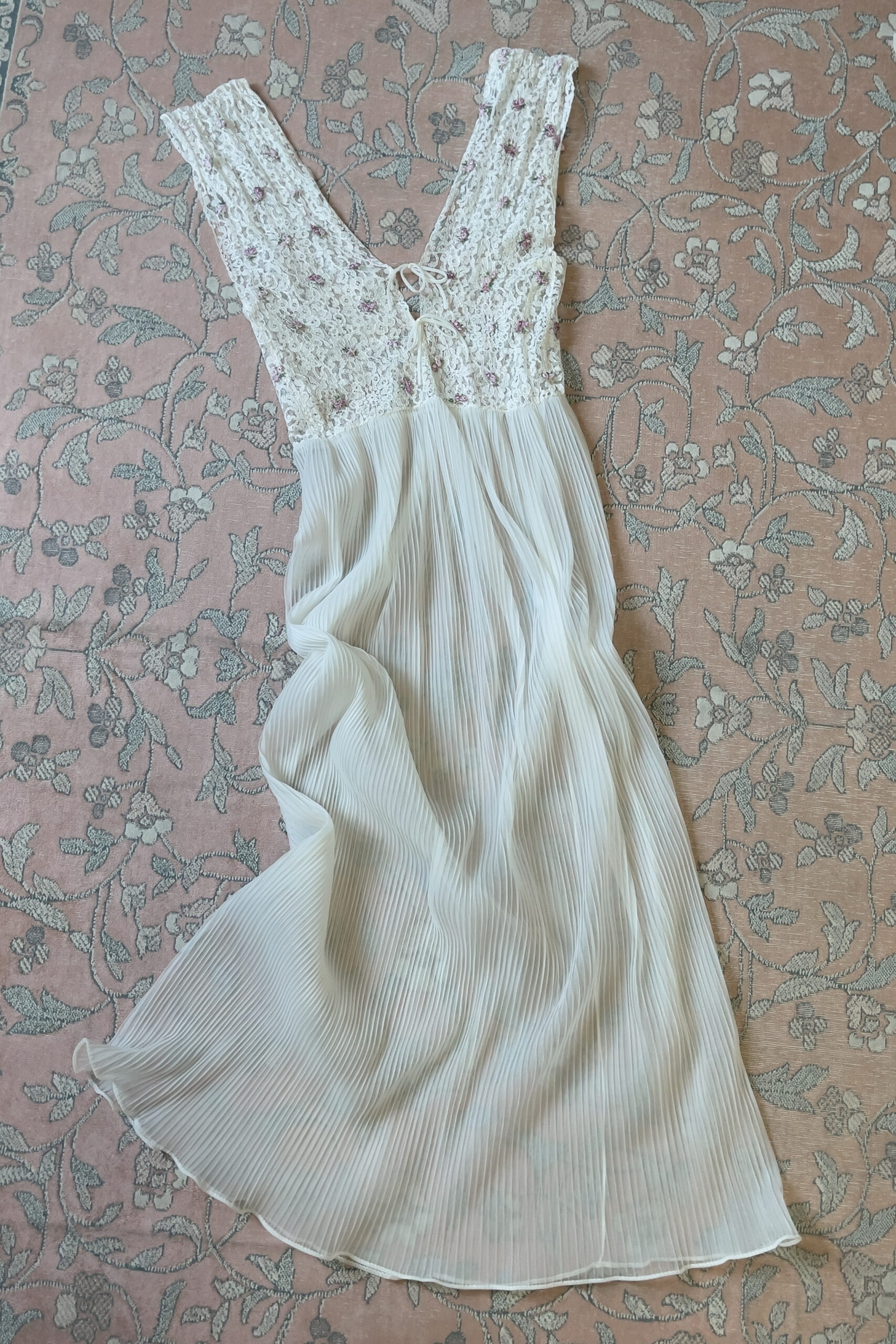Romantic 1970s White Pleated Nylon Chiffon Nightgown (S–M) - Image 10