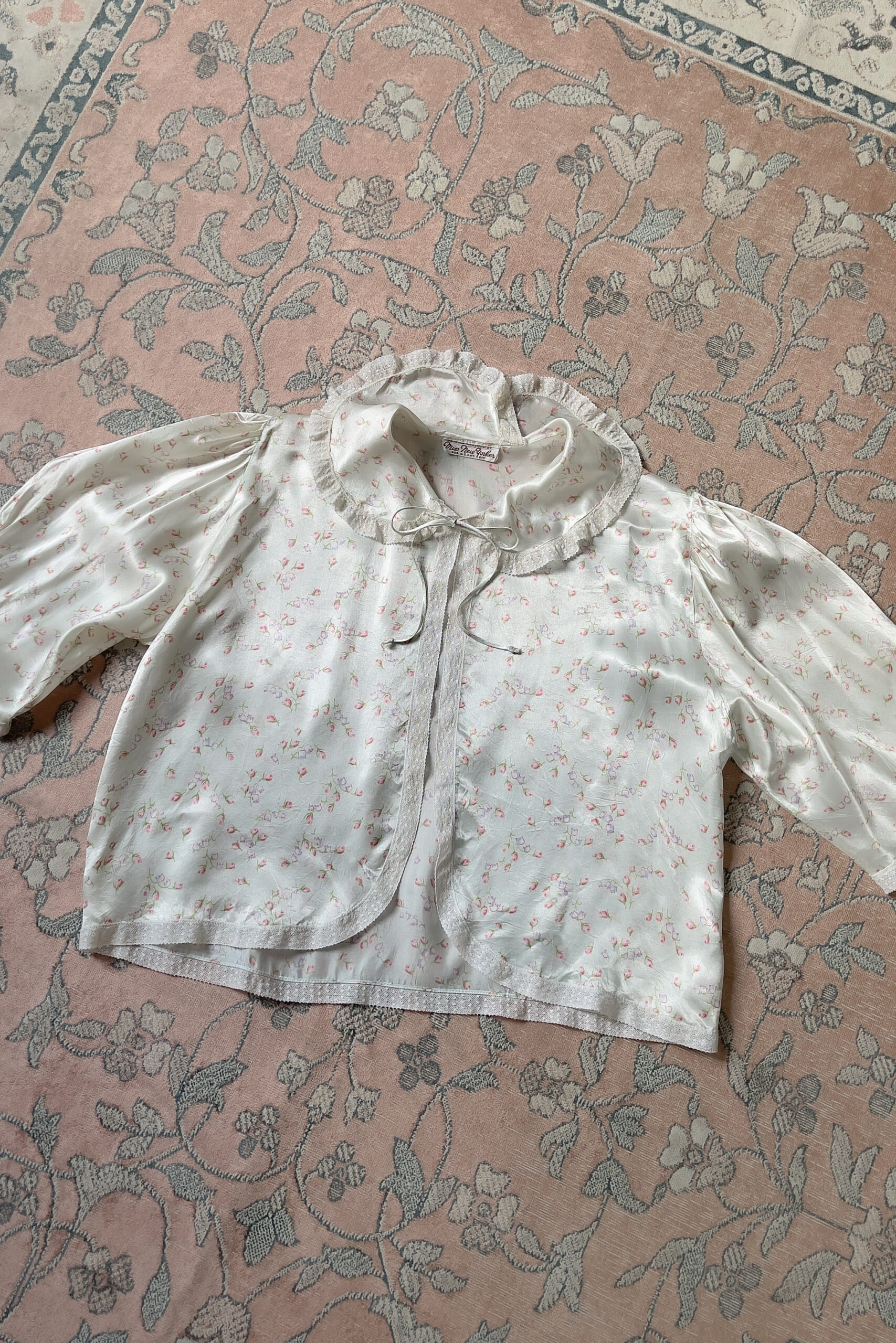 Vintage 1940s Pale Blue Floral Satin Bed Jacket (S–M) - Image 9
