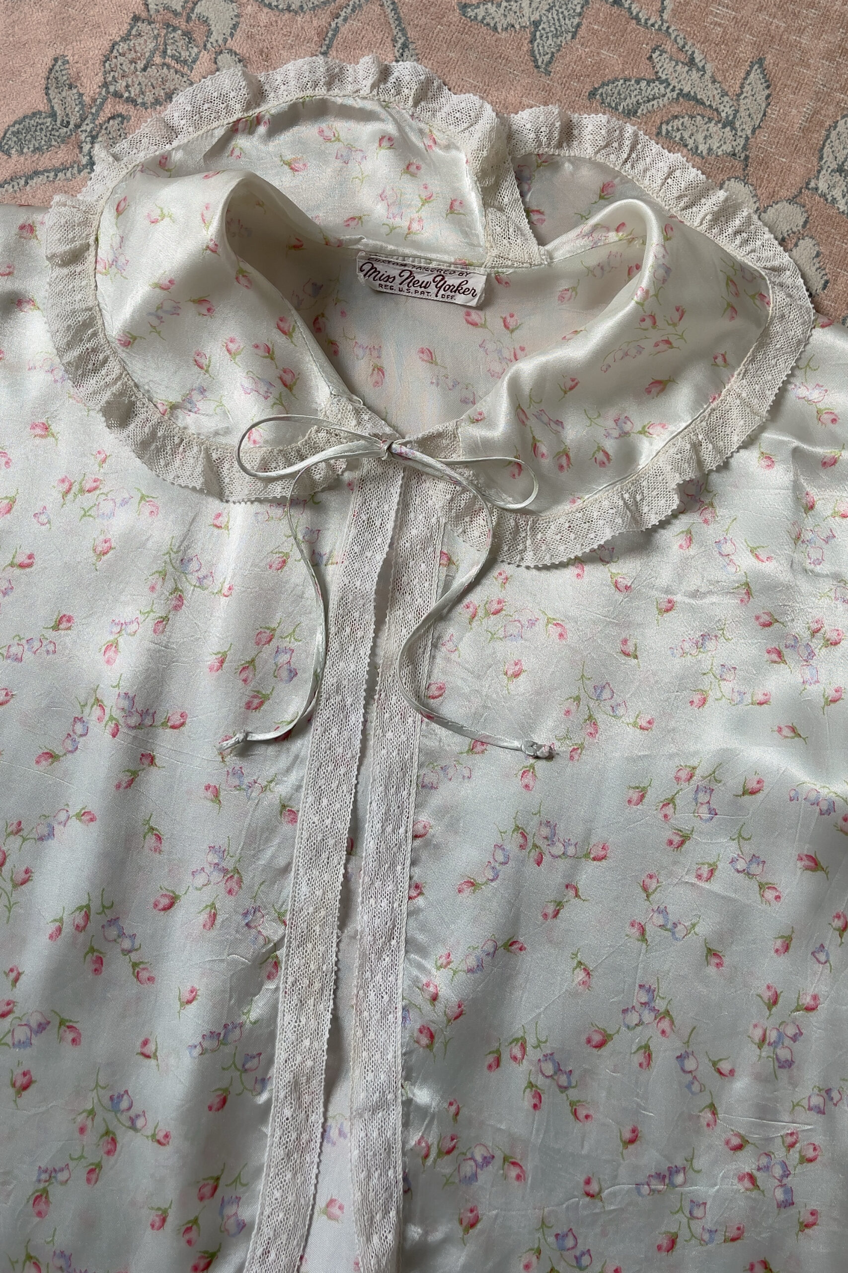 Vintage 1940s Pale Blue Floral Satin Bed Jacket (S–M) - Image 10