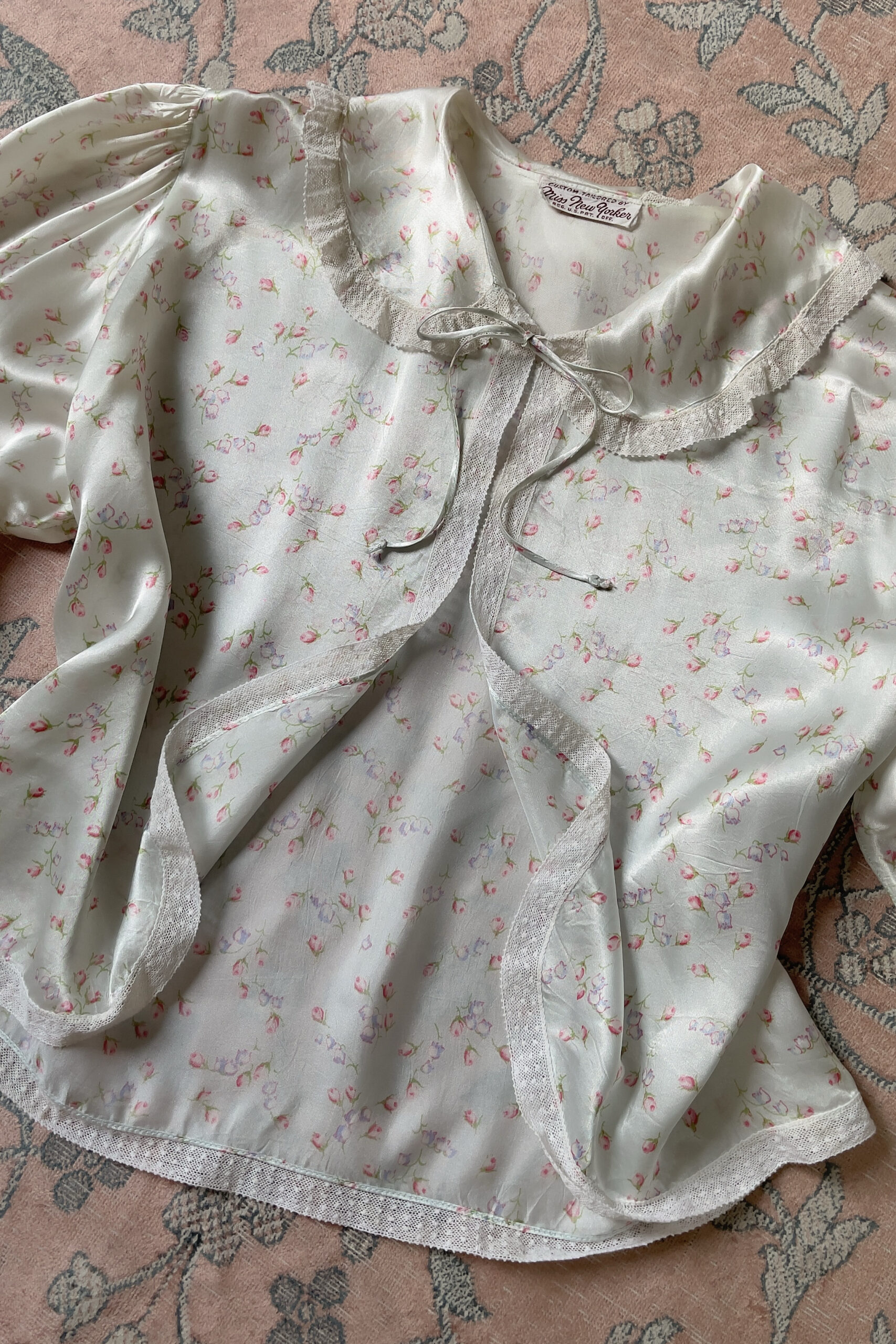 Vintage 1940s Pale Blue Floral Satin Bed Jacket (S–M) - Image 11