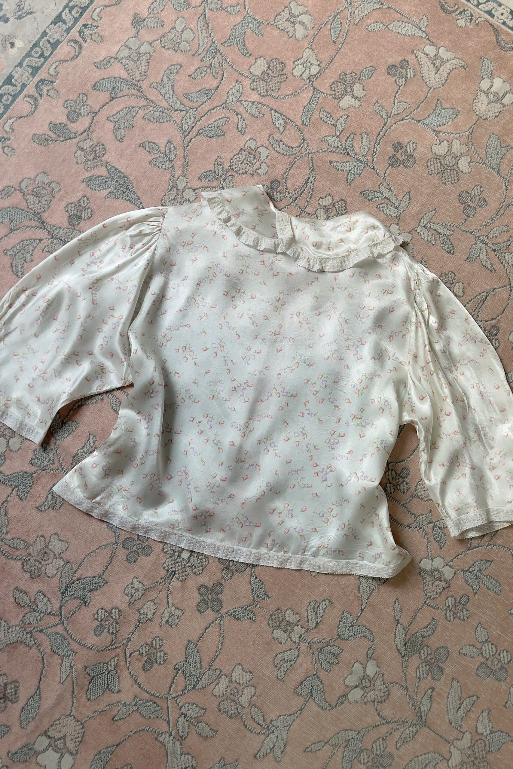 Vintage 1940s Pale Blue Floral Satin Bed Jacket (S–M) - Image 13