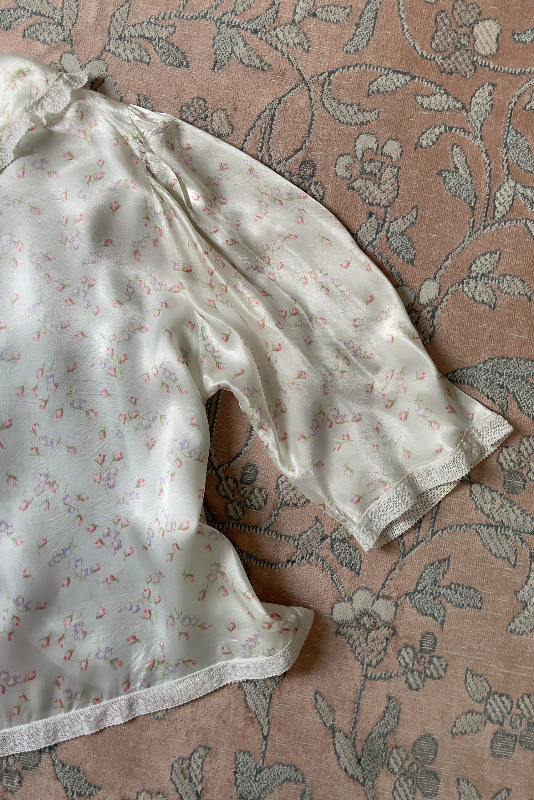 Vintage 1940s Pale Blue Floral Satin Bed Jacket (S–M) - Image 17
