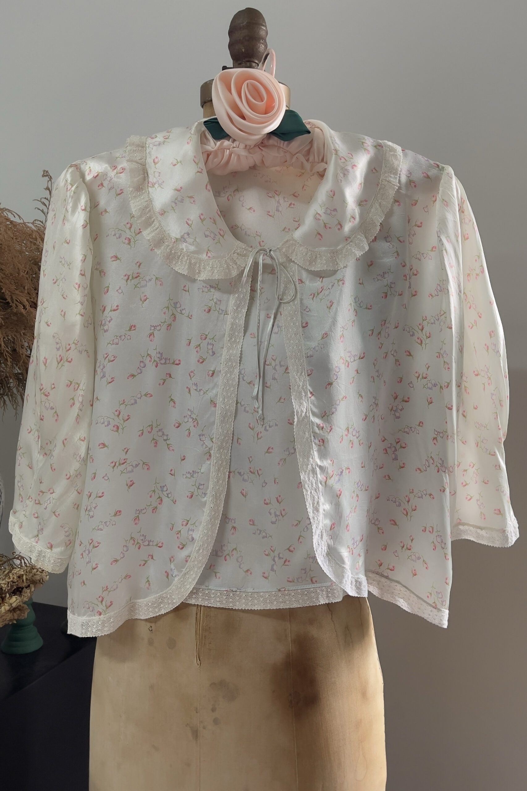Vintage 1940s Pale Blue Floral Satin Bed Jacket (S–M) - Image 7