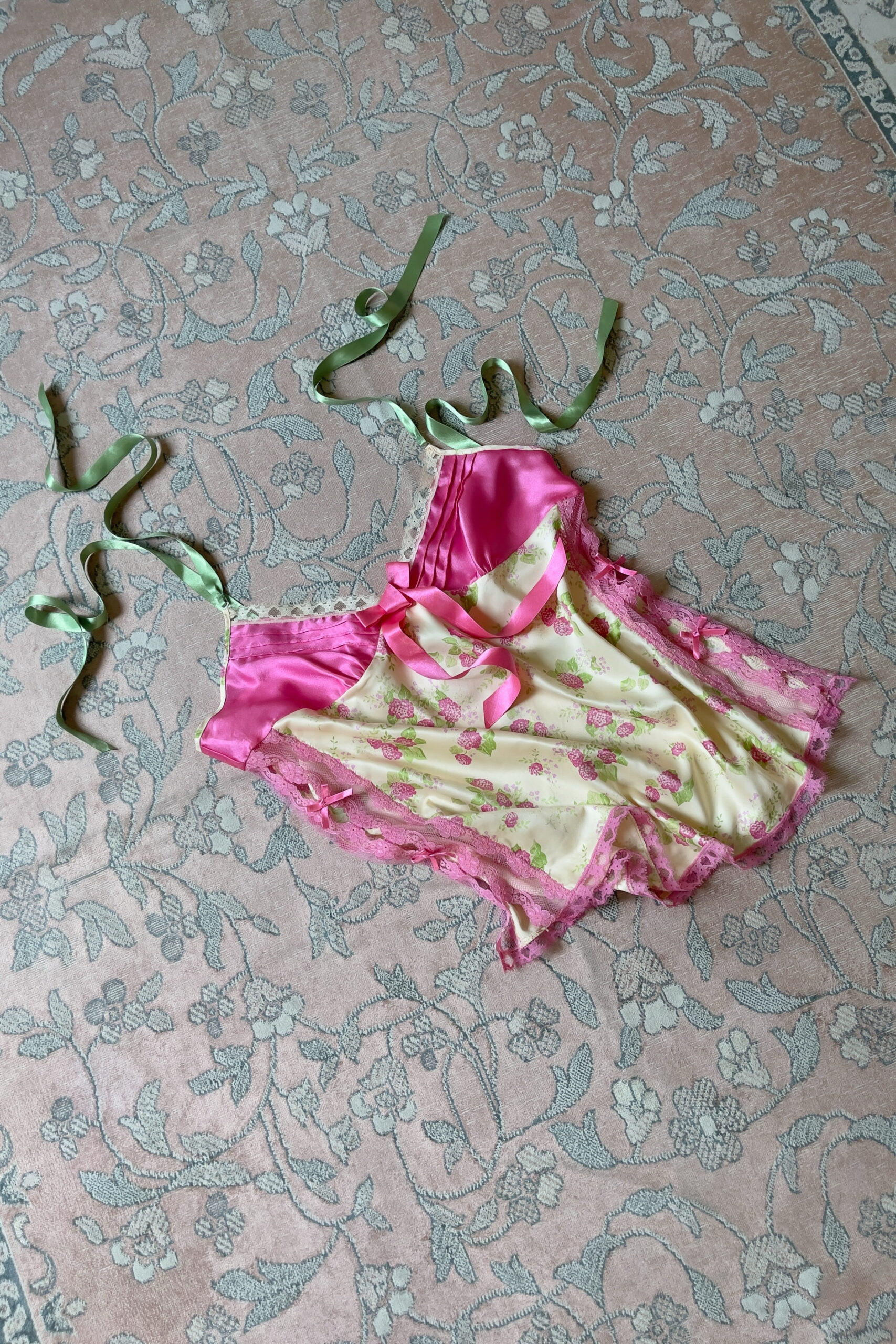 Vintage Y2K Cream Floral Satin Lace Camisole (M–L) - Image 9